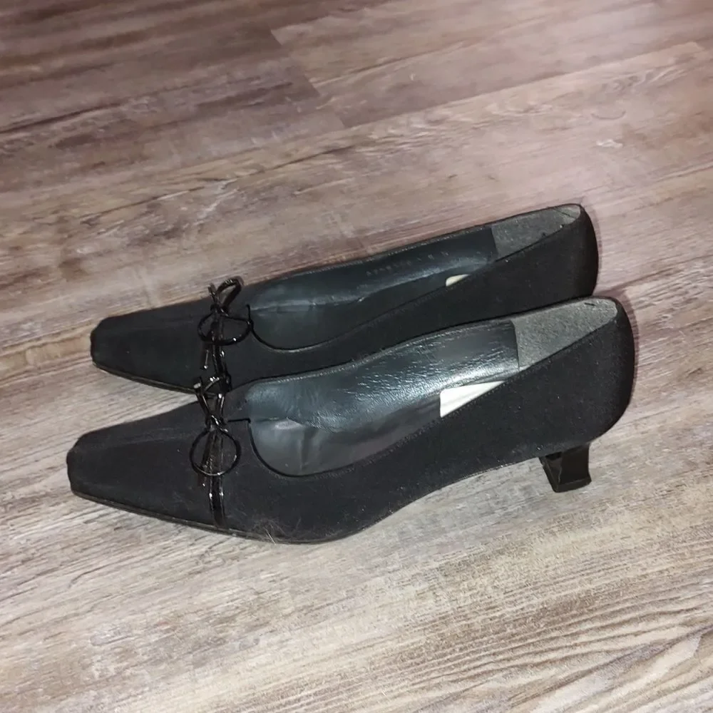 Stuart Weitzman Square Toe Kitten Heels  Sz 8N  Sz 8 narrow